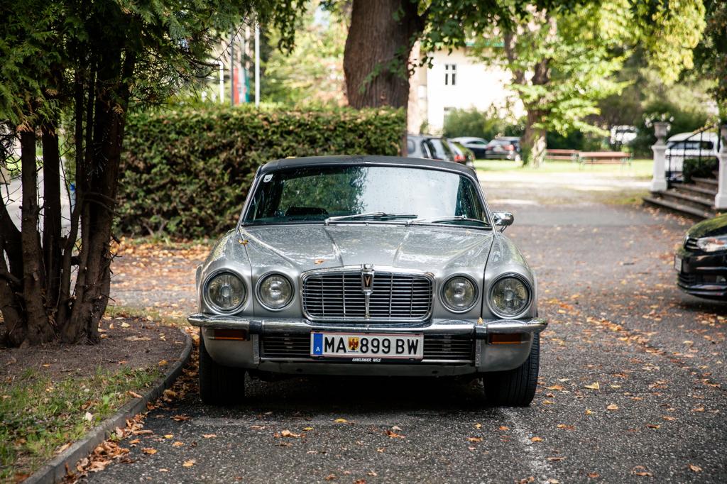 Zeitloses Fahren - JAGUAR XJ12 5.3 von 1977