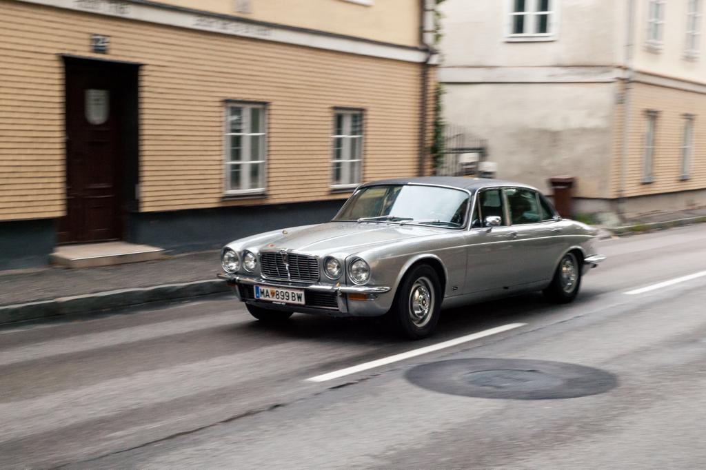 Zeitloses Fahren - JAGUAR XJ12 5.3 von 1977